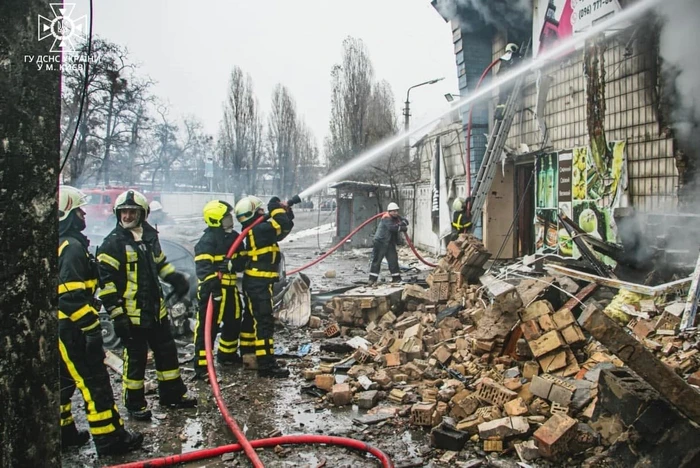 Efecte ale loviturilor de rachete în Kiev FOTO Nexta/ Twitter