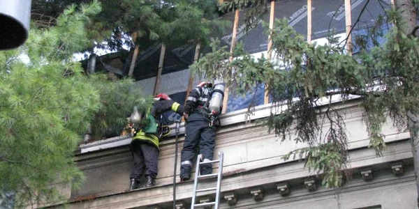 Incendiu la acoperişul clădirii Curţii de Apel Piteşti