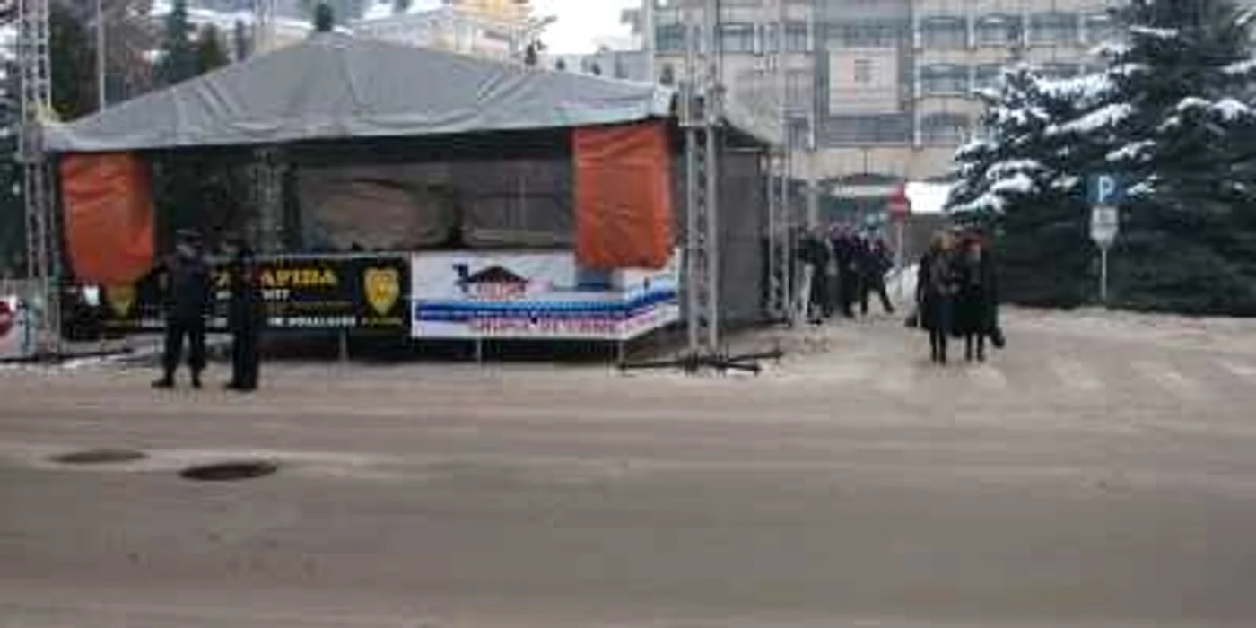 Scena este montată pe trecerea de pietoni