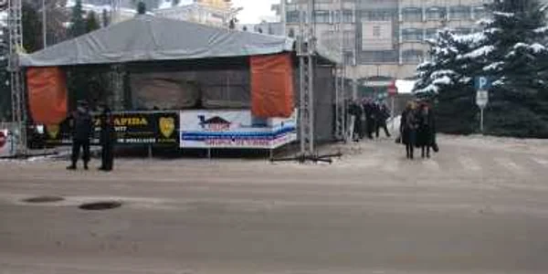 Scena este montată pe trecerea de pietoni