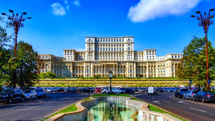 Un șofer a intrat cu mașina în porțile de acces de la Palatul Parlamentului / Foto: Shutterstock