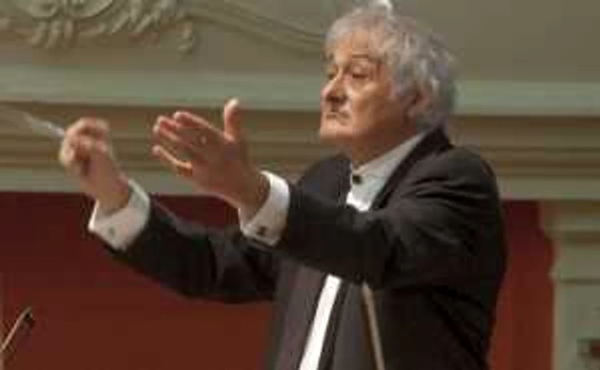 François Robert Girolami s-a format la Conservatorul Naţional Superior din Paris