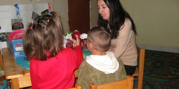Copiii se joacă la Centru împreună cu asistenţii sociali