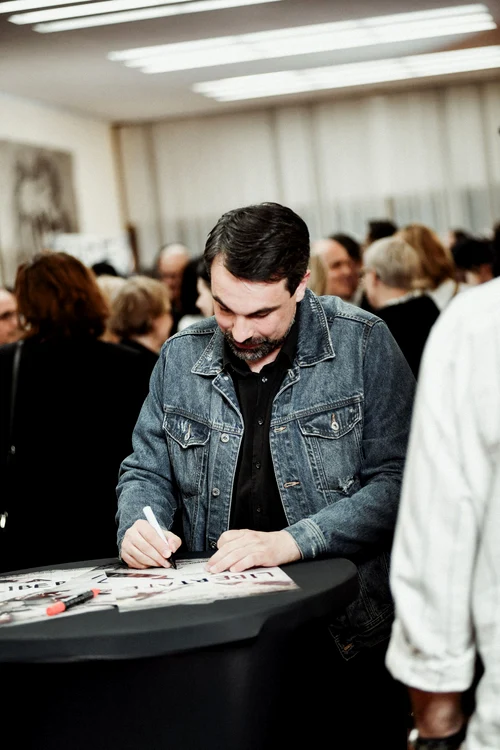 Alexandru Papadopol,  care face parte  din distribuție, a dat  multe autografe