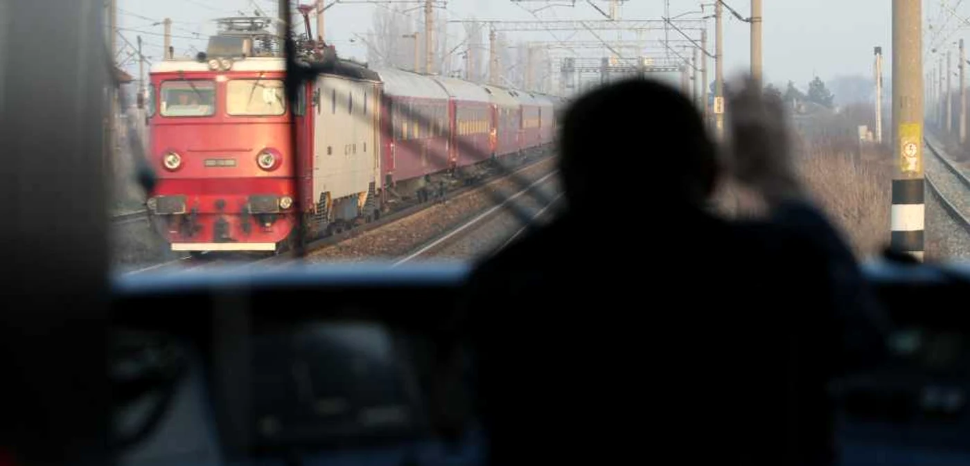 Două trenuri se întâlnesc pentru o clipă pe şine. 