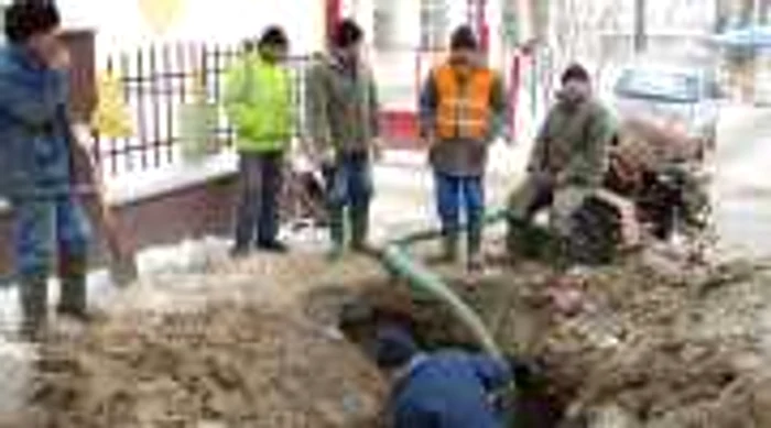 Muncitorii au trebuit să spargă trotuarul din faţa Seminarului Teologic pentru a repara ţeava
