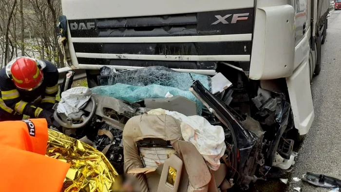 
    Un autoturism şi un TIR s-au ciocnit, pe DN 7, în apropierea localităţii CălimăneştiFoto: ISU Vâlcea  