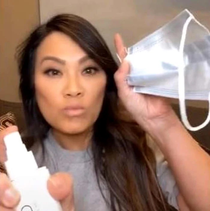 Dr. Sandra Lee explică de ce măştile trebuie tratate cu acid salicilic înainte de purtare