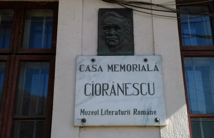 Din Casa Memorială se pot vizita doar 5 camere unde sunt expuse cărţile lui Alexandru şi George Ciorănescu, dar şi alte obiecte folosite de familie FOTO Ionuţ Dima