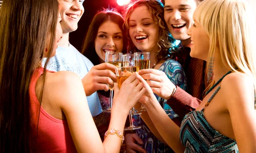 party petrecere tineri club disco craciun revelion prieteni grup shutterstock 7519579 jpeg