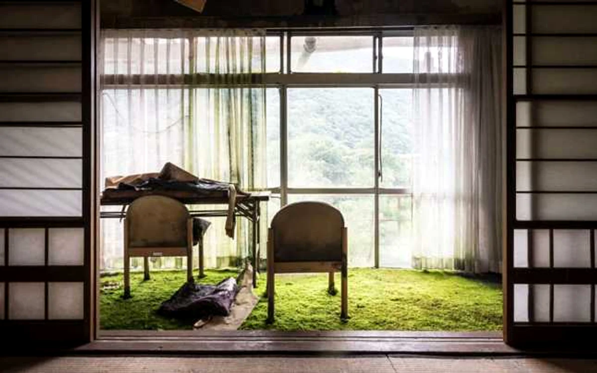 În acest hotel abandonat din Japonia, iarba a format un covor natural FOTO: romainveillon.com