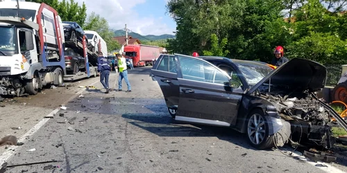 Un autoturism s-a lovit frontal cu un TIR încărcat cu maşini pe Valea Oltului la Călimăneşti - Vâlcea Foto ISU Vâlcea