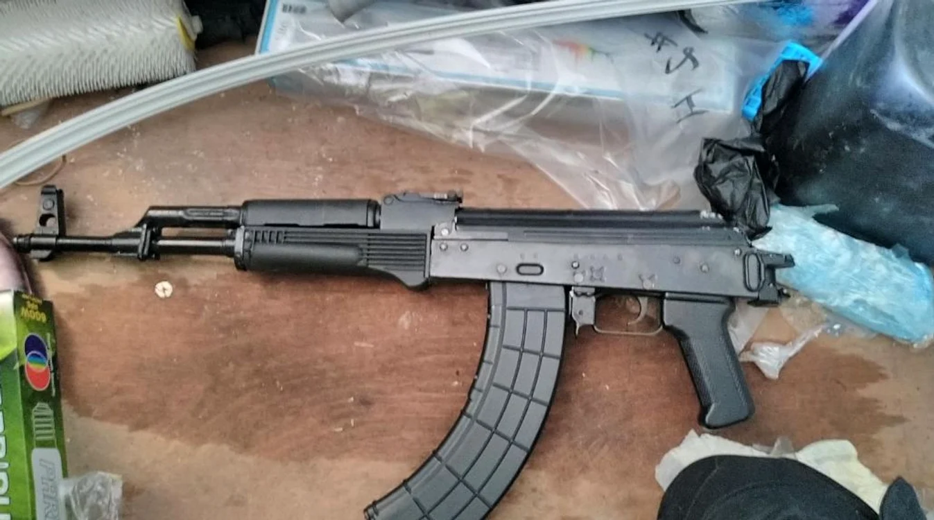 Mai multe arme de foc au fost recuperate din casa pensionarului (Foto: Greater Manchester Police)