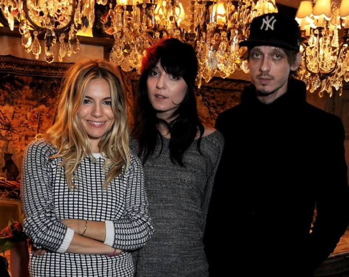 Sienna Miller, Irina Lăzăreanu şi iubitul ei, Keir Knight. FOTO Guliver/ Getty