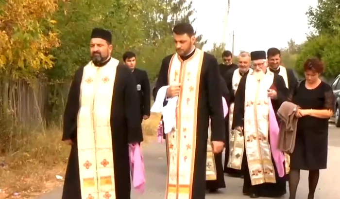 Preoţii care au oficiat slujba de înmormântate a fetiţei