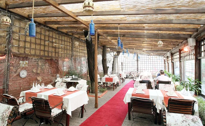 
    Restaurantele sunt goale de când clienții nu mai au voie să fumeze înăuntru  