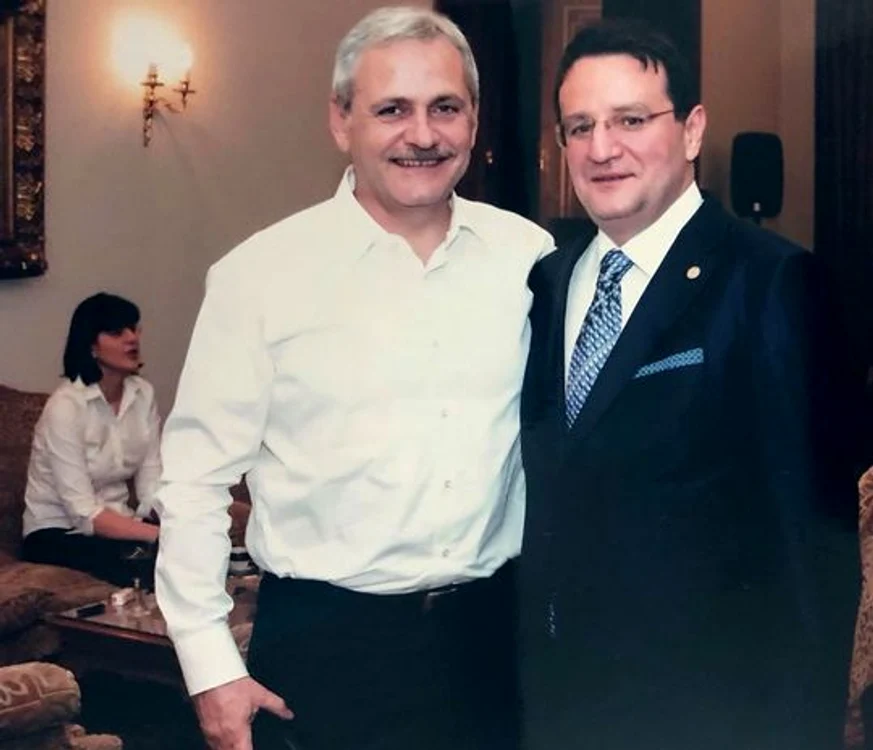 În imaginea publicată de Victor Ponta mai poate fi observată, în fundal, Laura Codruța Koveși
