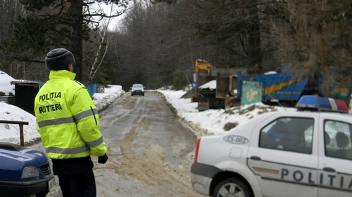 drum blocat munte turisti viscol