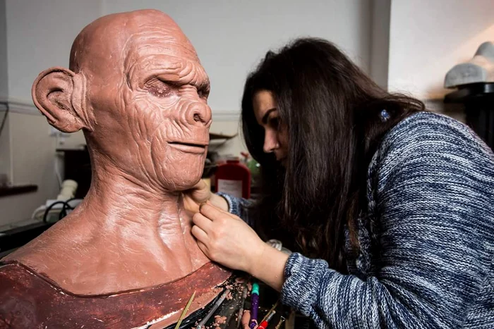 Aceste măşti le-a realizat în 50 de ore