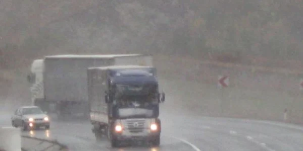 VIDEO Vreme rea în ţară. Vezi aici drumurile blocate / Probleme între Cluj-Oradea