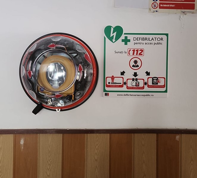 Defibrilatoare cardiace pe holurile școlilor din Slatina. Director: „Sper să nu le folosim vreodată”