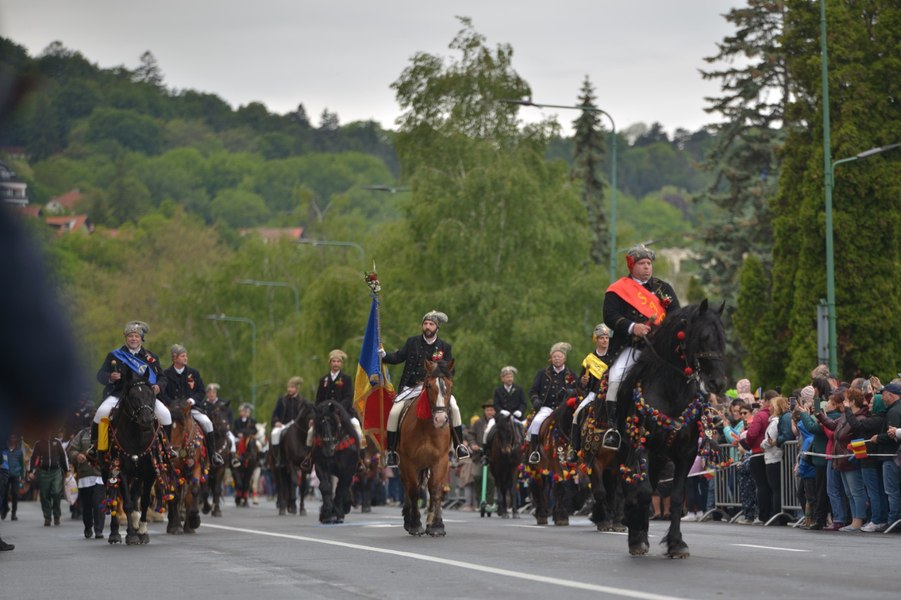 Imagini fabuloase cu Junii Brașovului. Obiceiul păstrat de secole, cu costume populare și cai într-un mare oraș FOTO
