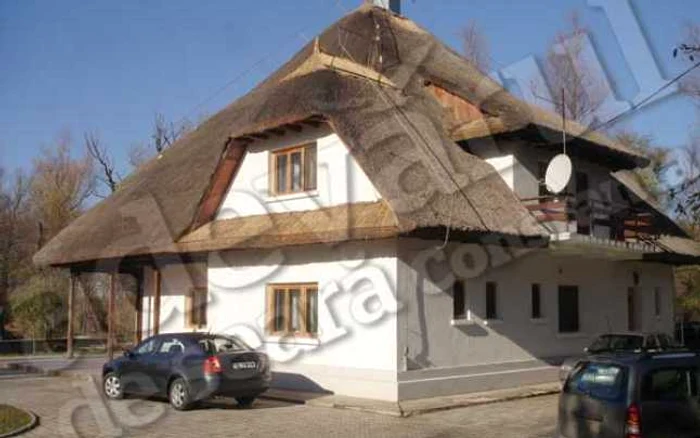 Vila este situată într-o zonă rezidenţială.