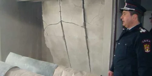 Suflul exploziei a distrus peretele dintre bucătărie şi sufragerie, precum şi mai multe obiecte de mobilier