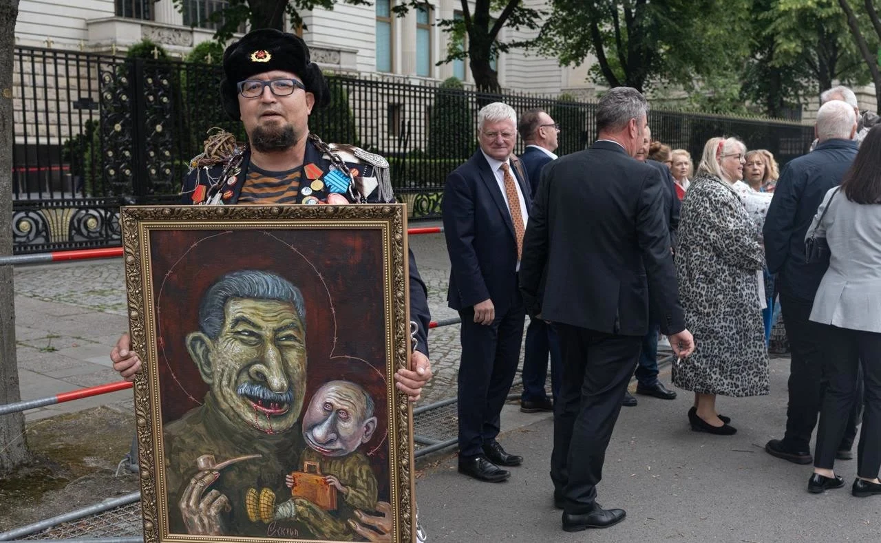 Caricaturist rus refugiat în Polonia, împușcat mortal în plină zi. Artistul care îl ironiza pe Putin reclamase anterior amenințări