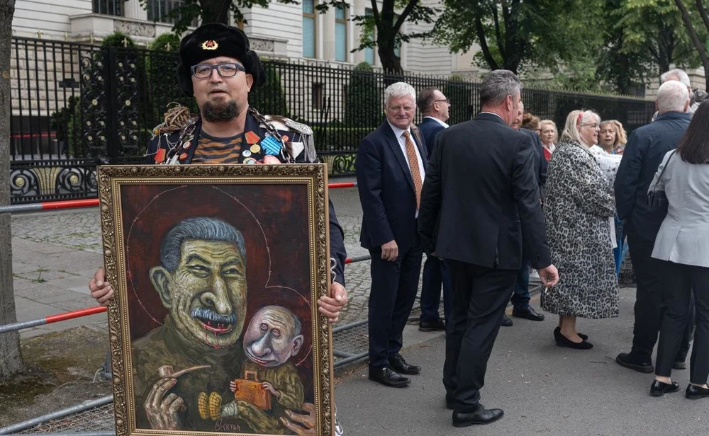 Caricaturist rus refugiat în Polonia, împușcat mortal în plină zi. Artistul care îl ironiza pe Putin reclamase anterior amenințări