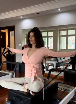 Frumoasa brunetă se menține prin exerciții de Pilates