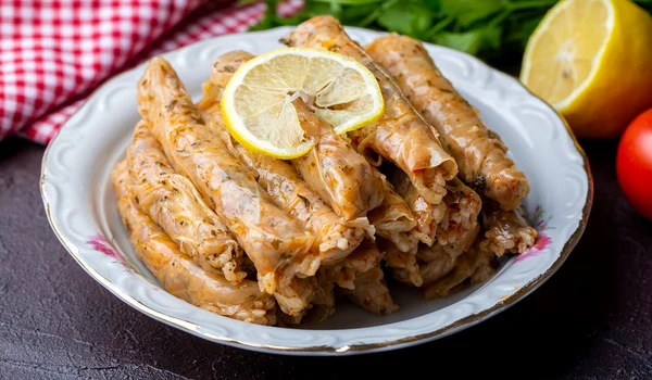 Sarmale de post  Sursa foto shutterstock 1922971265 jpg