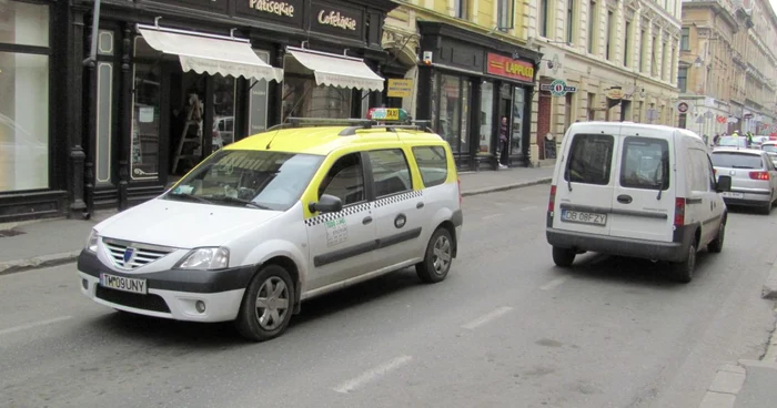 Pe strada Vasile Alecsandri, spre Piaţa Unirii, se circulă pe ambele sensuri