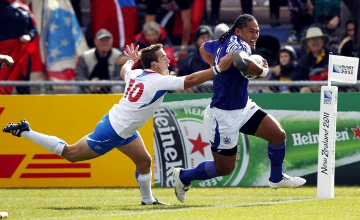 Alesana Tuilagi înscrie unul din cele trei eseuri cu Namibia * Foto: Reuters