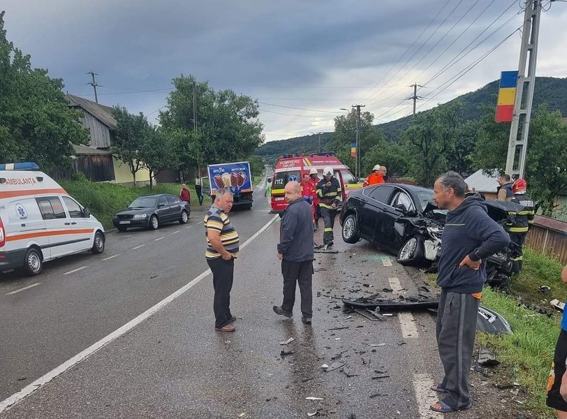 Tamponare violentă între maşini din Suceava, pe DN 15C, în Neamţ. Accident cu şase victime