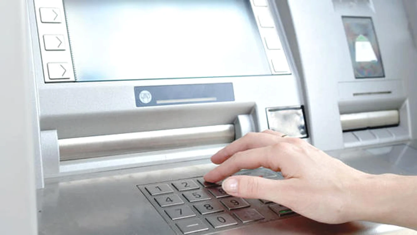 
    Polițiștii caută persoana care și-a uitat banii în bancomat  