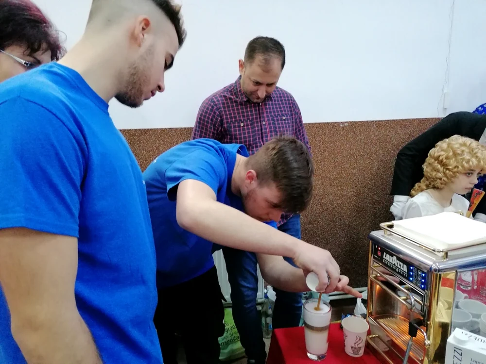 Elevii interesaţi să înveţe obţin, pe perioada vacanţelor, job-uri temporare FOTO: Alina Mitran