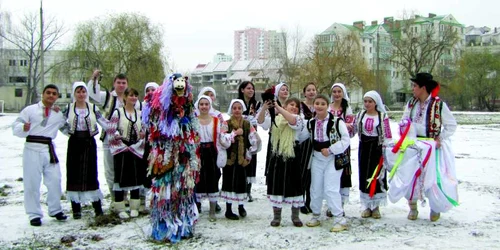 Formaţia "Ilincuţa" a pornit cu colindatul