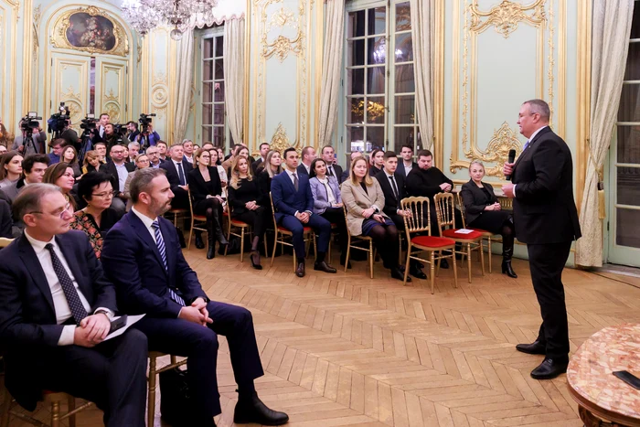 Ciucă, întâlnire cu comunitatea română din Paris FOTO gov.ro