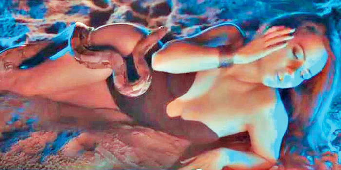 Cântăreața pare că joacă poker pe dezbrăcate, în videoclipuri