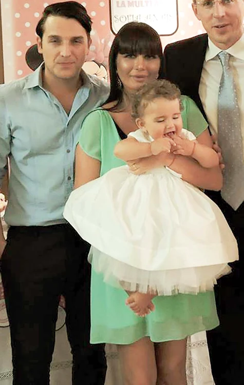 Elena, alături de soţul ei, Bogdan, şi micuţa Sofia Anais