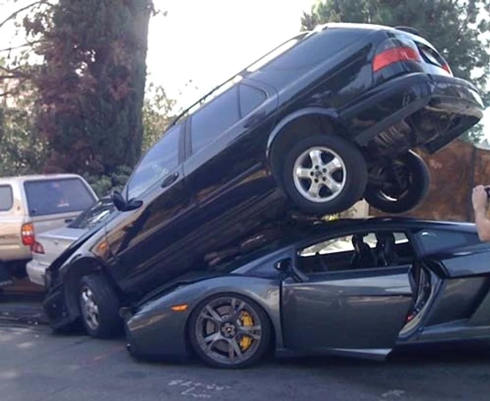 Supersportiva a rezistat "eroic" sub cele două tone ale Saab-ului