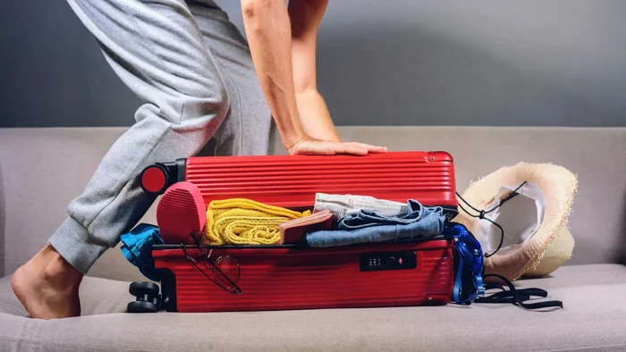 Cum să-ți încapă de două ori mai multe haine în valiză. 