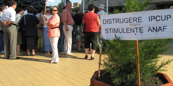 Angajaţii IPCUP spun că vor continua protestele