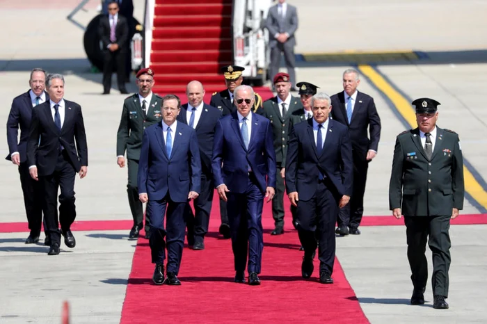 Joe Biden (centru) întâmpinat în Israel de premierul Yair Lapid (în dreapta sa) şi preşedintele Isaac Herzog (în stânga) FOTO EPA-EFE