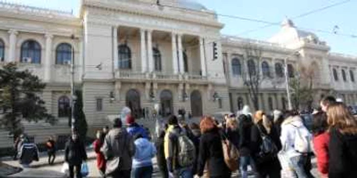 Iaşi: Studenţii de la „Cuza” pot solicita bani pentru îmbrăcăminte