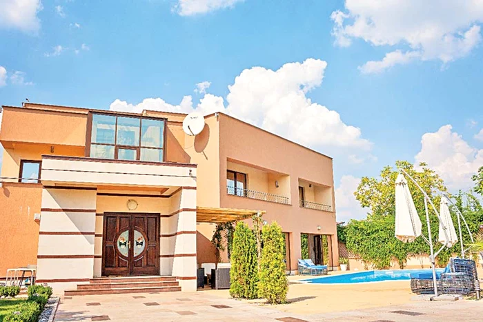 Casa Dragostei este situată în cartierul bucureştean Pipera, iar interiorul este modern şi luxos (Fotografii: livelovemansion.com)