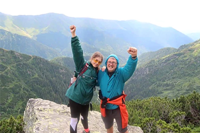 Tânăra este foarte apropiată de tatăl ei cu care face și expediții montane