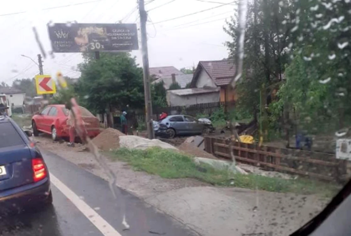 O maşină a derapat pe DN1 şi a lovit un stâlp de electricitate, un gard şi alte două autoturisme parate FOTO Facebook/Crisstina