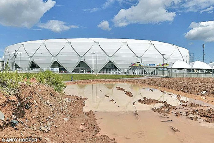Arena “Amazonia“  nu este încă pregătită să  găzduiască duelul dintre  englezi şi italieni (Foto: Reuters)